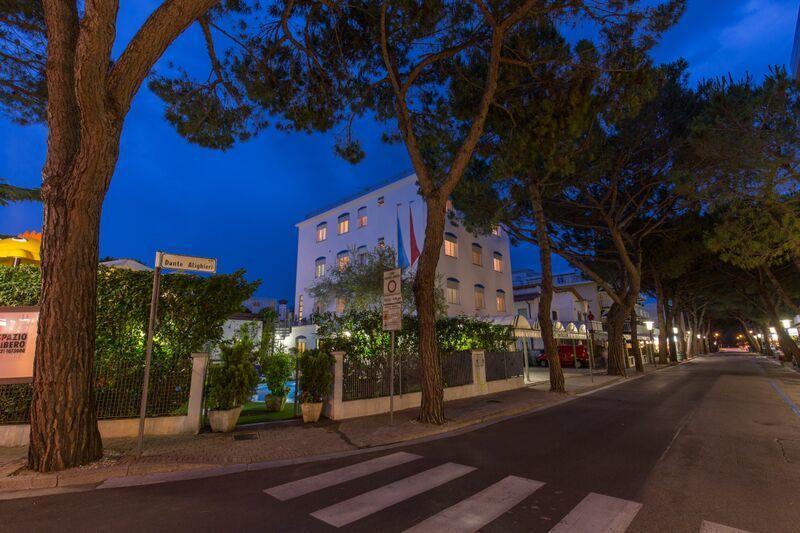 Hotel Manzoni Лидо ди Йезоло Екстериор снимка