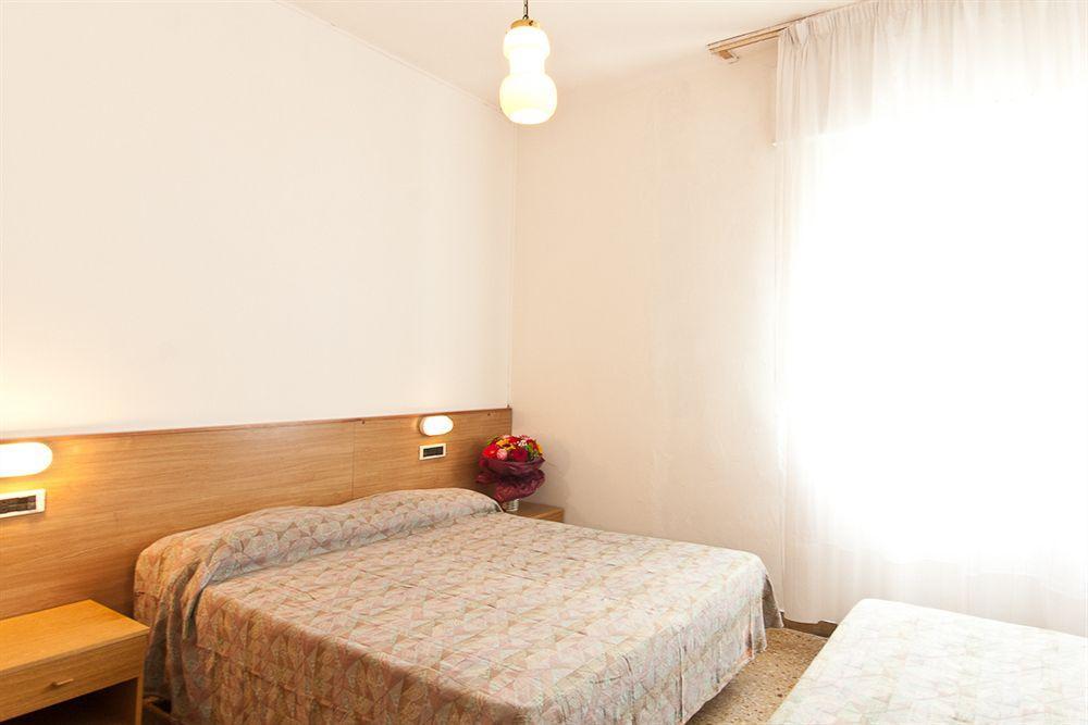 Hotel Manzoni Лидо ди Йезоло Екстериор снимка