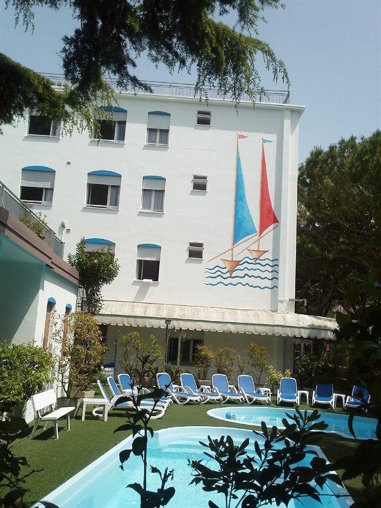 Hotel Manzoni Лидо ди Йезоло Екстериор снимка