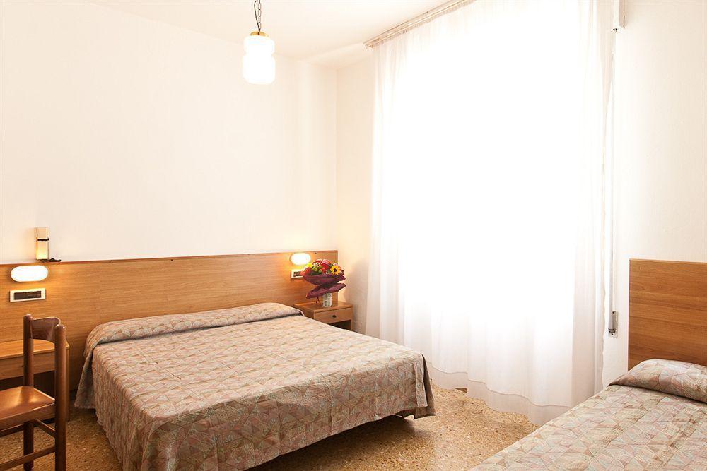 Hotel Manzoni Лидо ди Йезоло Екстериор снимка