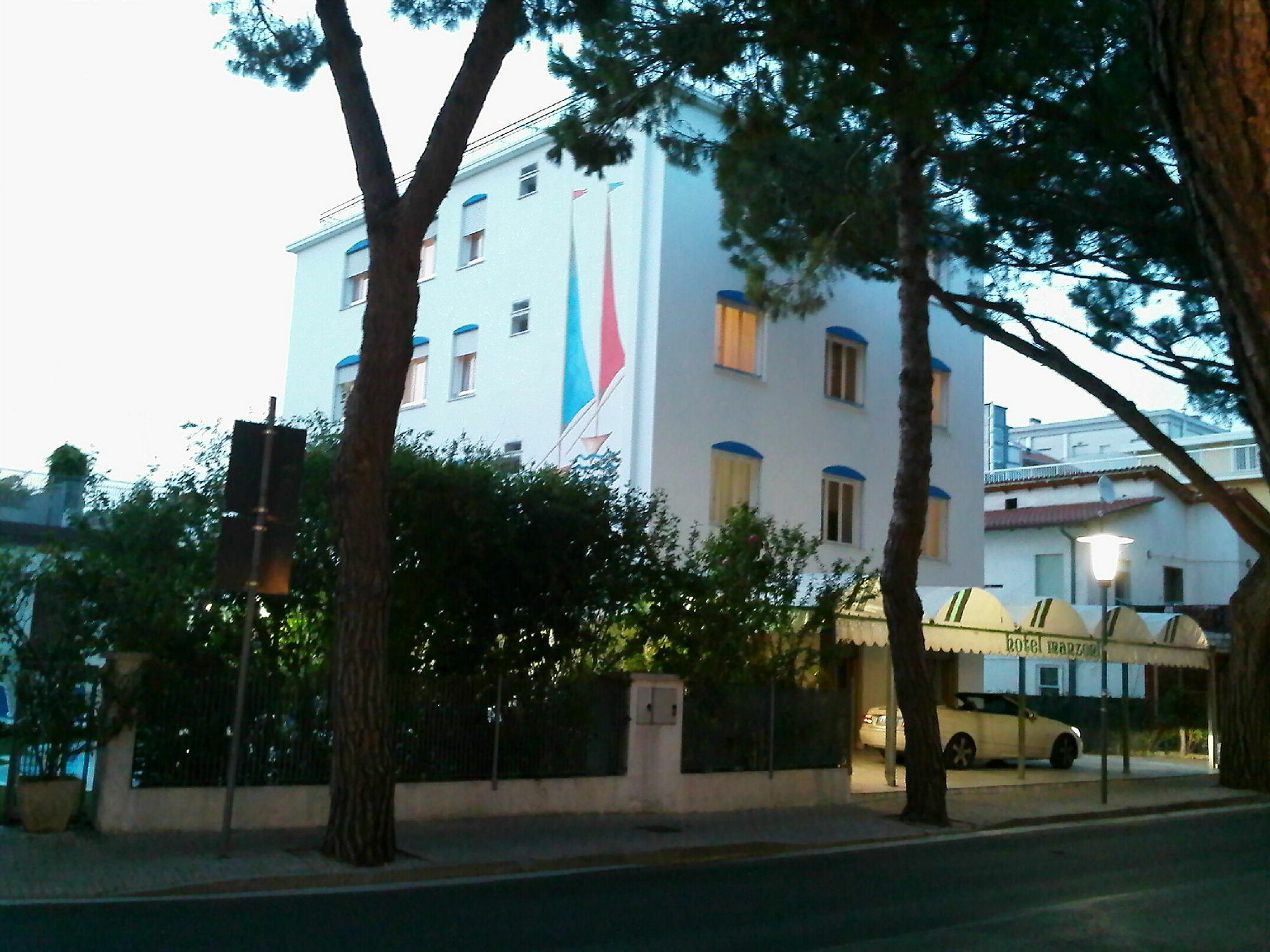 Hotel Manzoni Лидо ди Йезоло Екстериор снимка