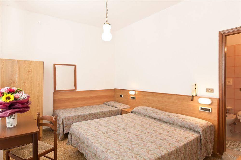 Hotel Manzoni Лидо ди Йезоло Екстериор снимка